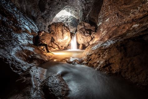  カサバの滝 壮大な自然と神秘的な洞窟の探検！