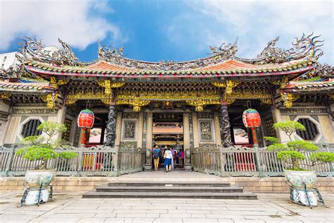  龍山寺！歴史と自然が織りなす神秘的な空間へ