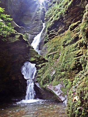  白水渓谷、壮大な自然と神秘的な滝が織りなす絶景！